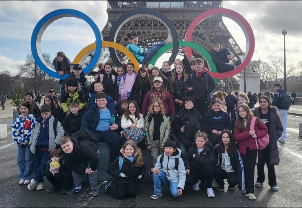 pupils-at-the-olympic-rings-in-paris