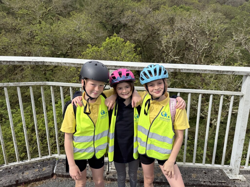 3 students huddled together for a photo